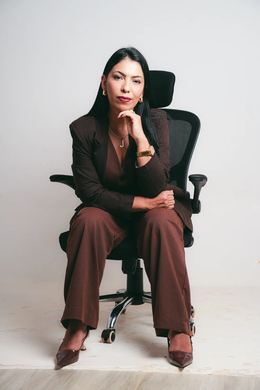 Jamilla Salviano sentada, em retrato profissional